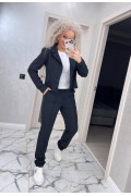 Жіночий костюм з короткий піджаком 