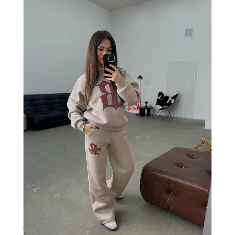 Жіночий спортивний костюм бежевого кольору 