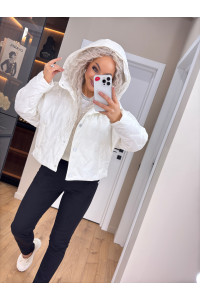 Стильна жіноча куртка білого кольору 